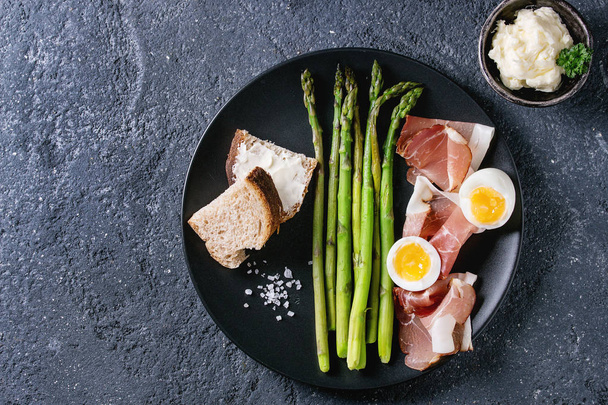 Cooked green asparagus with egg - Foto, Bild