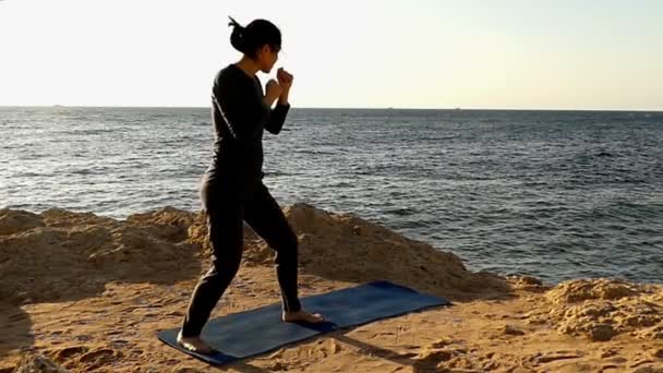MMA edzés a tengerparton napnyugtakor a lassú mozgás. - Felvétel, videó