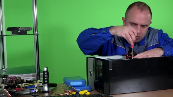 Técnico de reparação de hardware de computador tirar a fonte de alimentação no laboratório
 - Filmagem, Vídeo