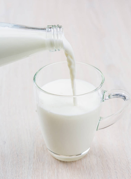 Φιάλη και ποτήρι γάλα - Φωτογραφία, εικόνα