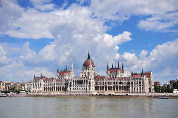 Το Κοινοβούλιο της Βουδαπέστης με δραματικό ουρανό σε φόντο - Φωτογραφία, εικόνα