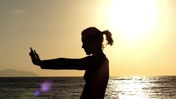 Dívka v pomalém pohybu dělat Karate Kata při západu slunce. - Záběry, video