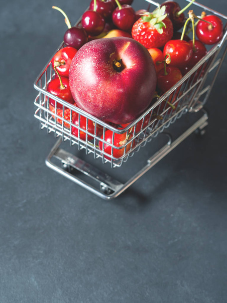 Свежие красные ягоды корзина супермаркета на черный
 - Фото, изображение