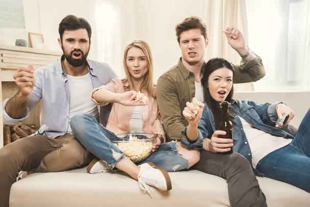 people on couch throwing popcorn upside - Foto, Imagem