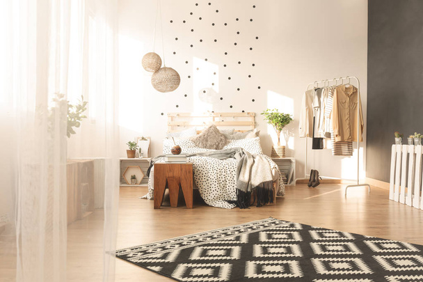 Spacious bedroom with carpet - Foto, Bild