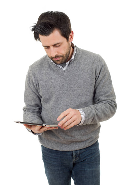 hombre casual mirando a su PC tableta, aislado
 - Foto, Imagen