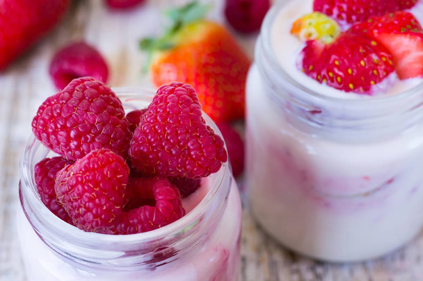 Свежие ягоды с йогуртом
 - Фото, изображение