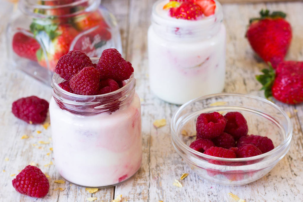 Yogur con frambuesas para el desayuno
 - Foto, Imagen