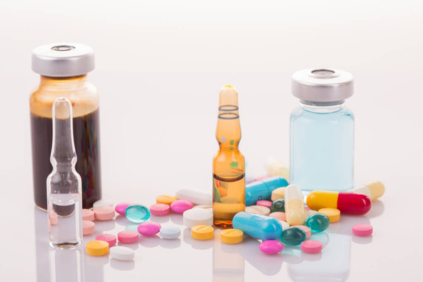 különböző tabletták tabletták kapszula kupac mix terápiás gyógyszerek - Fotó, kép