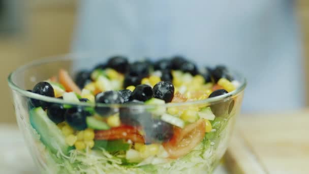 Ruokavalion salaatin sekoittamisen lähikuva
 - Materiaali, video