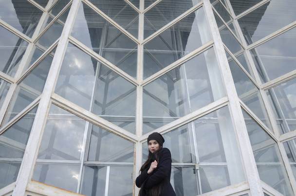 Chica en el fondo de un edificio de vidrio
 - Foto, imagen