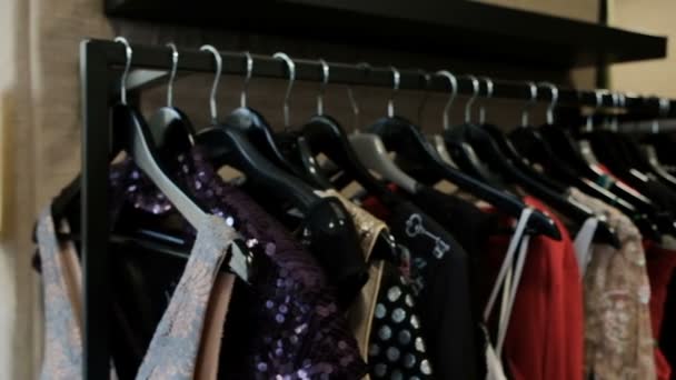 Cosas originales para las mujeres cuelgan de una percha en una boutique de moda
. - Metraje, vídeo