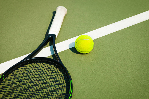 The tennis ball on a tennis court - Φωτογραφία, εικόνα