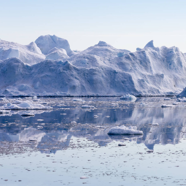айсберги в холодній воді
 - Фото, зображення