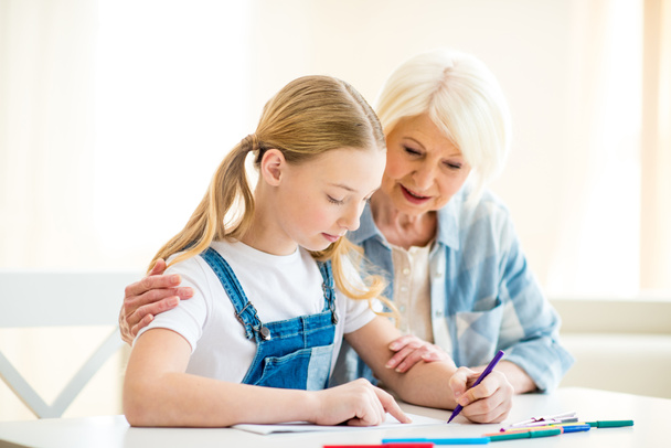 Girl with grandmother drawing - Foto, imagen