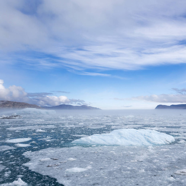 ijsbergen in koud water - Foto, afbeelding
