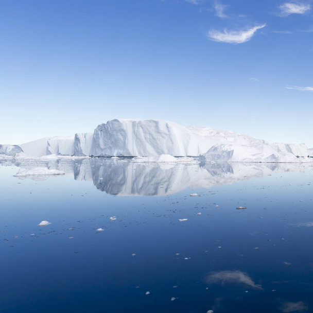 icebergs en agua fría
 - Foto, Imagen