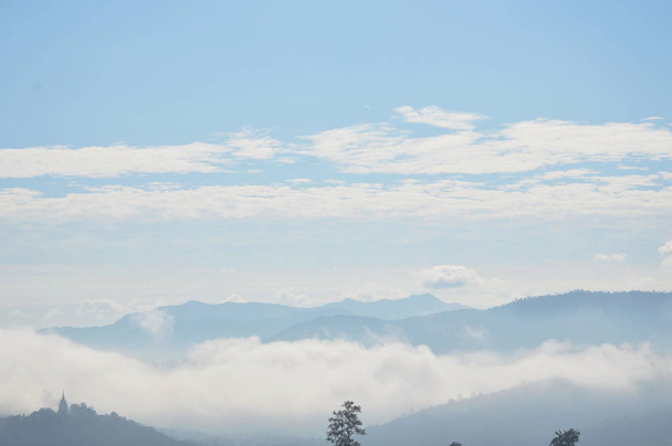 ομίχλη και βροχή κάλυψη βουνό ηλιοφάνειας την ημέρα - Φωτογραφία, εικόνα