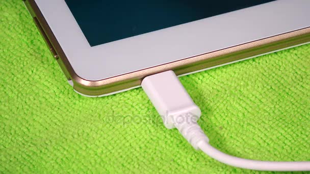 Ručně odpojit bílé micro usb kabel od inteligentních tabletového počítače - Záběry, video