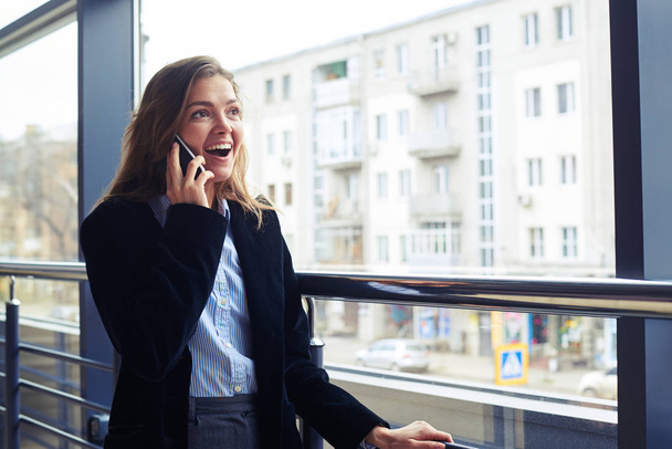 Překvapená žena když mluví o telefonu  - Fotografie, Obrázek