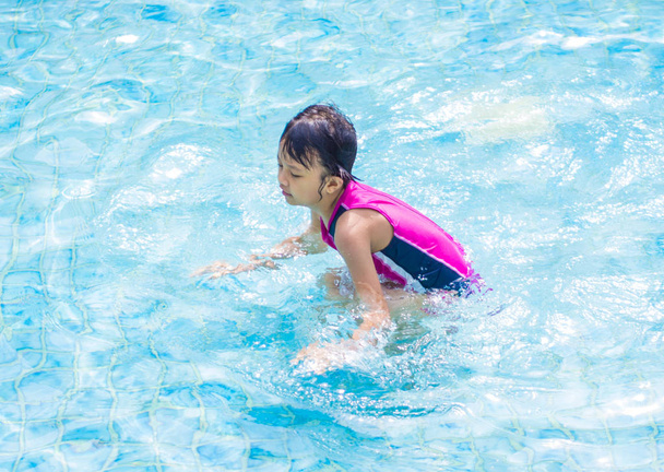 Asijský kluk (holka) v bazénu - Fotografie, Obrázek