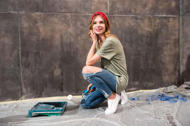 femme avec outils de rénovation
 - Photo, image