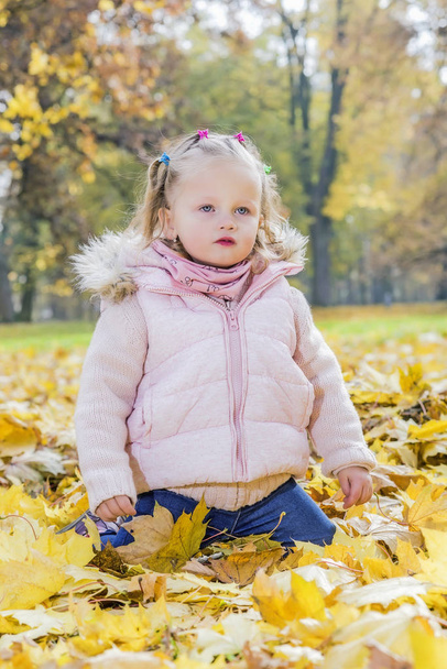 Bambino nei colori dell'autunno
 - Foto, immagini