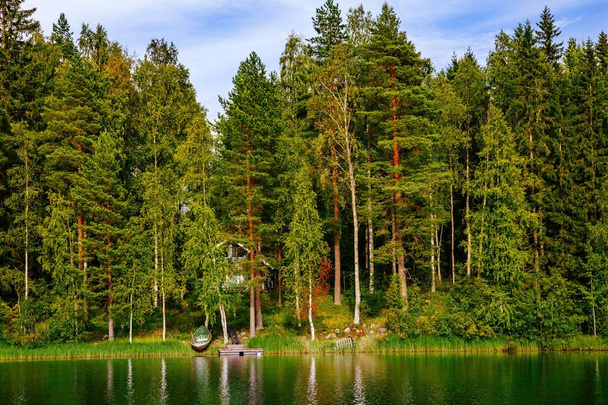 Dřevěný srub u jezera v létě ve Finsku - Fotografie, Obrázek