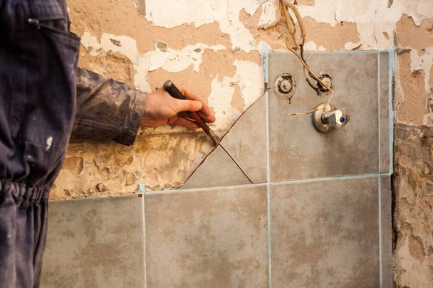 Renovação plana, cerâmica, mestre roubando azulejos antigos no banho
 - Foto, Imagem