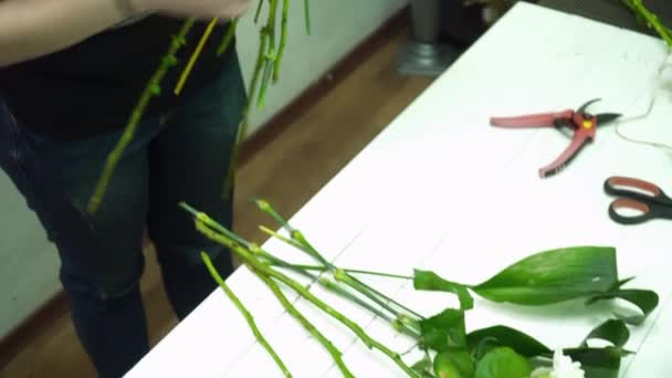 Florist making a beautiful bouquet in the floral design shop - Záběry, video
