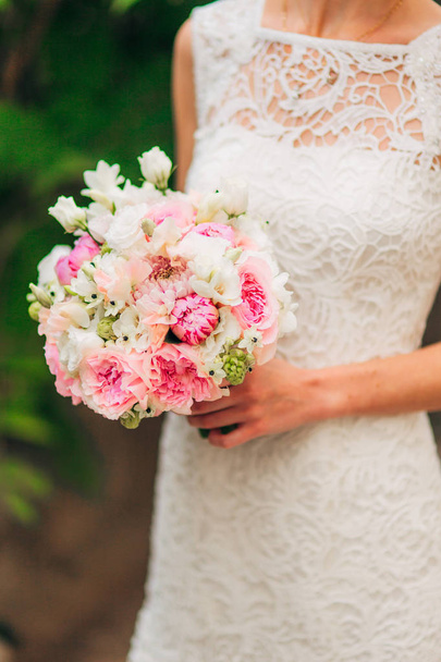 Wedding bouquet in hands of the bride - Φωτογραφία, εικόνα