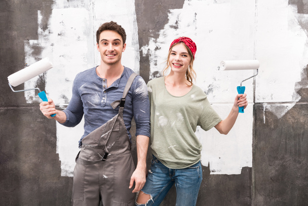 couple with paint rollers - Foto, Bild