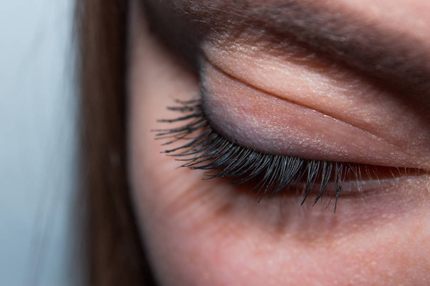 Закрыть глаза женщины коричневым глазом с накладными ресницами
 - Фото, изображение