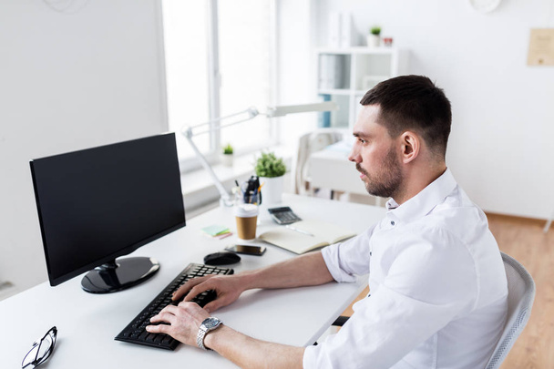 podnikatel, psaní na klávesnici počítače v kanceláři - Fotografie, Obrázek