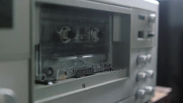 Reproducción de casetes de audio. Casete en cassette player
 - Metraje, vídeo