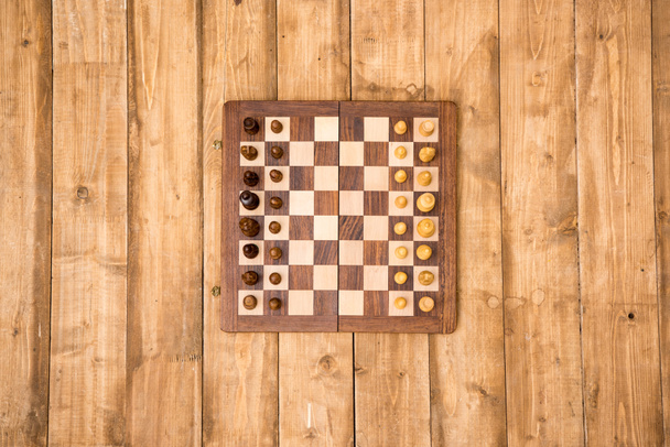 部分と木製のチェス盤 - 写真・画像