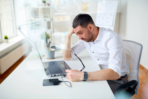 stressed businessman with laptop at office - Valokuva, kuva