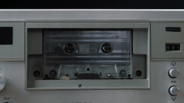 Odtwarzanie audio kasety. Kaseta w magnetofon - Materiał filmowy, wideo