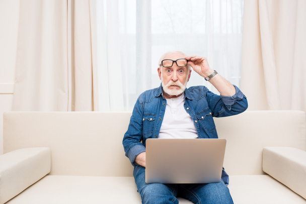Homme âgé utilisant un ordinateur portable - Photo, image