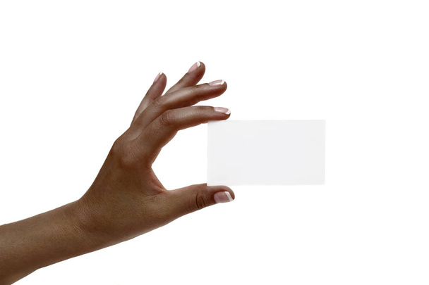 アフリカ女性の手は、白地に白いカードを保持しています。. - 写真・画像