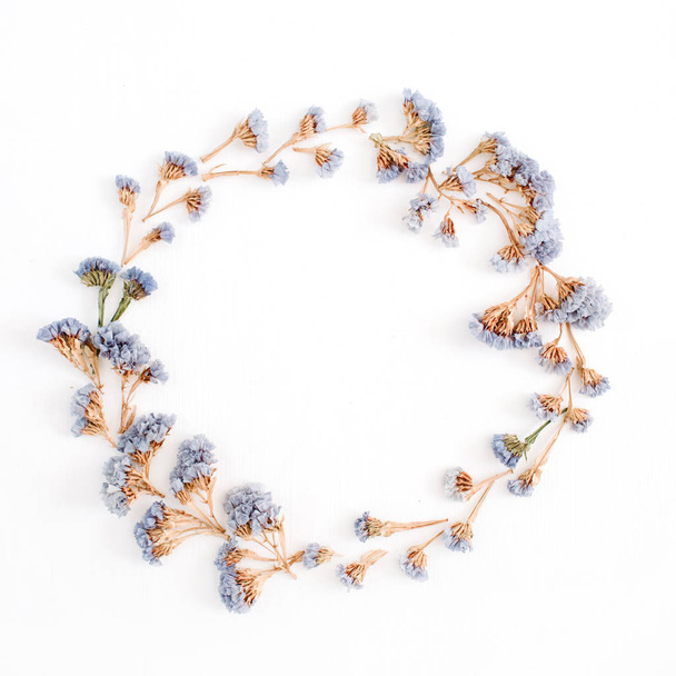 Rahmen Kranz aus blassblauen getrockneten Blumen - Foto, Bild
