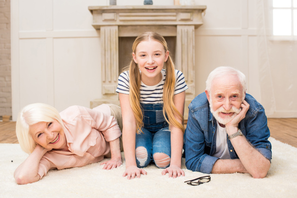 Gelukkig meisje met grootouders - Foto, afbeelding