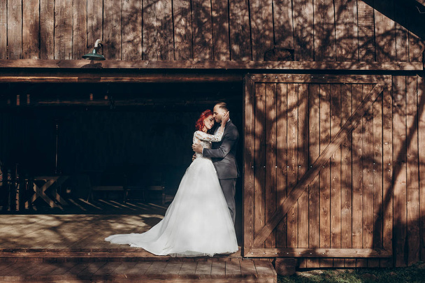 bruidspaar knuffelen in zonlicht - Foto, afbeelding