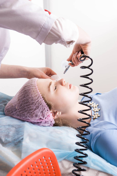 Cosmetologist performs the rejuvenation procedure - Foto, Imagen