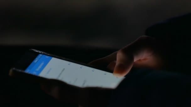 Ženy prostřednictvím smartphonu zobrazit touchscreen v noční době - Záběry, video
