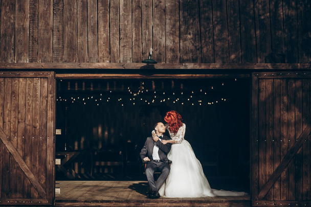 жених сидит и невеста обнимает его
 - Фото, изображение