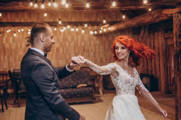 recém-casados realizando primeira dança
 - Foto, Imagem