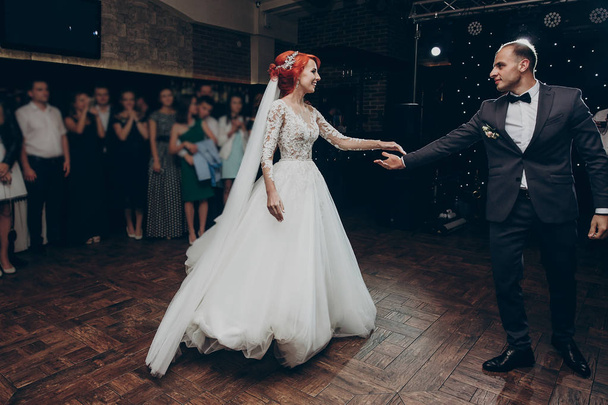 recém-casados realizando primeira dança
 - Foto, Imagem