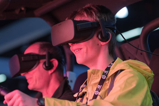 Jonge man ervaren games met VR-bril - Foto, afbeelding