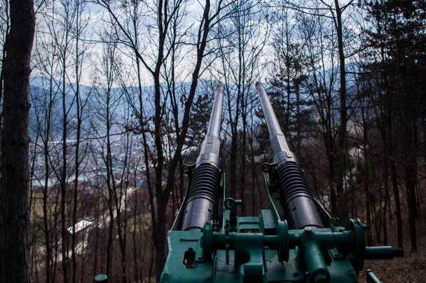 Artilharia de guerra, bombardeamento de tanques na posição da cidade, ponto de tubo
 - Foto, Imagem